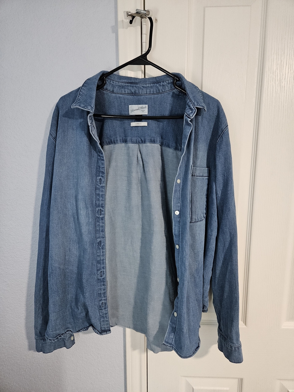 Universal Thread - Womems Classic Fit Button Down Size XL